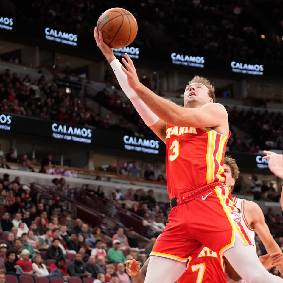 Chicago Bulls guard Kevin Huerter (right) defends Atlanta Hawks guard Luke Kennard during Monday's game in Chicago. (David Banks/AP)