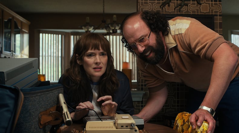 STRANGER THINGS. (L to R) Winona Ryder as Joyce Byers and Brett Gelman as Murray Bauman in STRANGER THINGS. Cr. Courtesy of Netflix © 2022