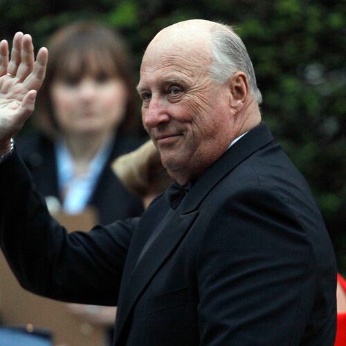 FILE - Norway's King Harald arrives at a central London hotel for a pre-royal wedding dinner hosted by Lady Elizabeth Anson and attended by members of the British royal family and foreign royal families, in London, on April, 28, 2011. (AP Photo/Alastair Grant, File)