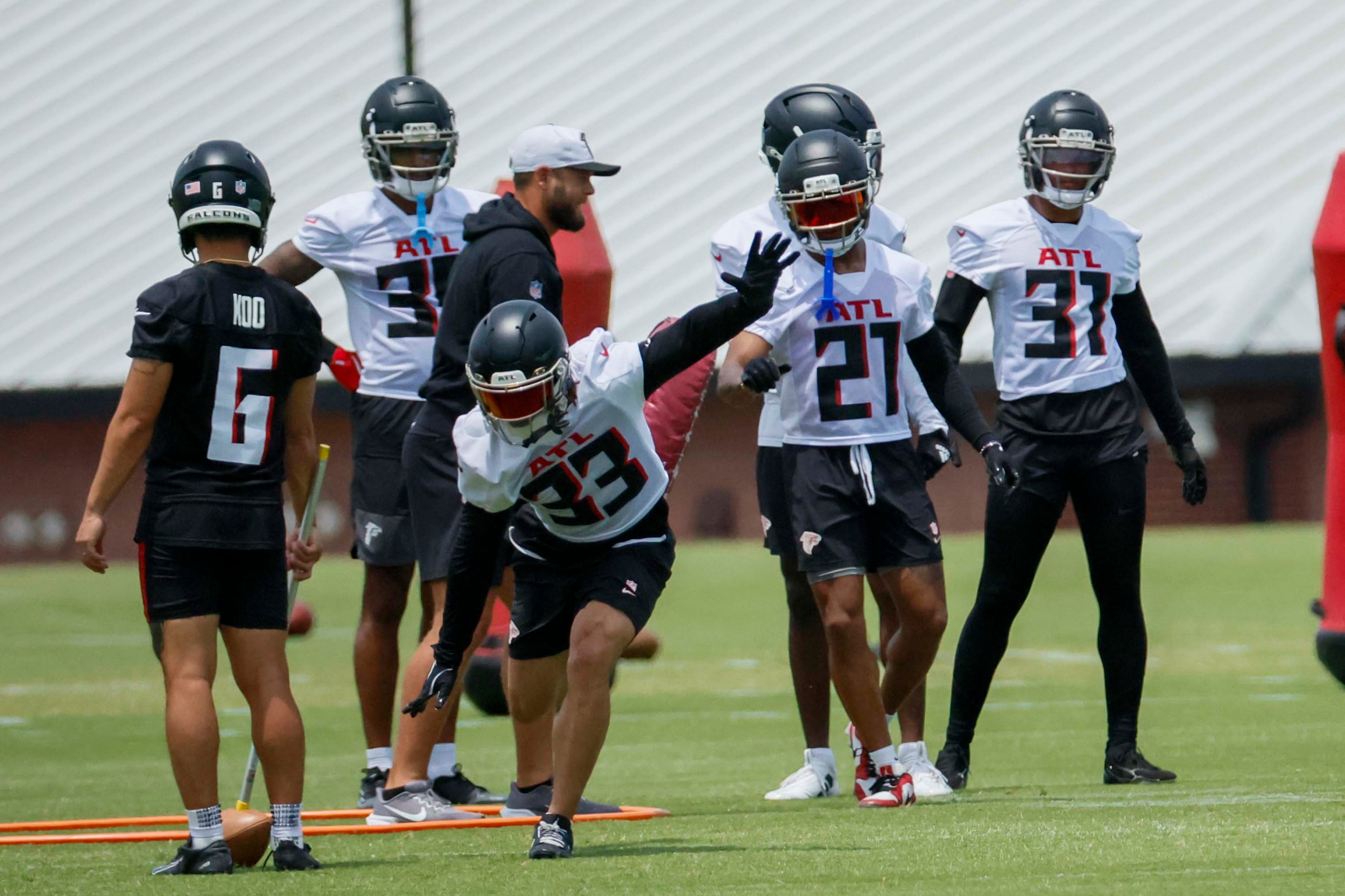 Falcons safety Billy Bowman Jr. (center) works on a drill during minicamp at the team training facility. (Miguel Martinez/AJC)