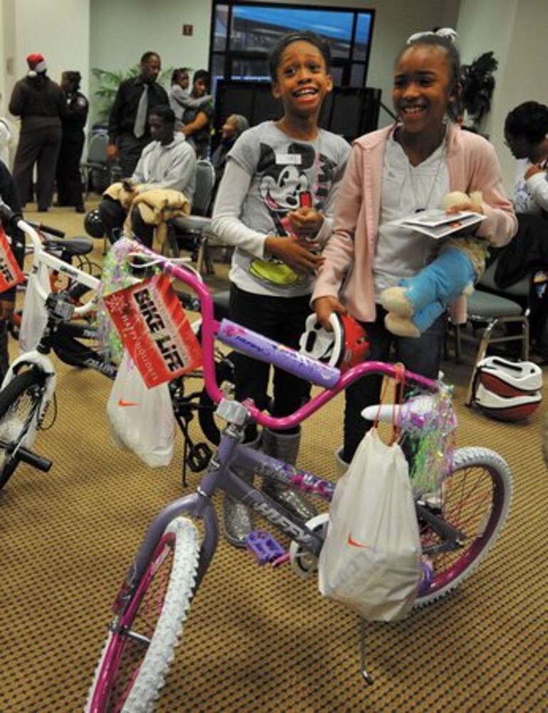 Atlanta Falcon gives away bikes