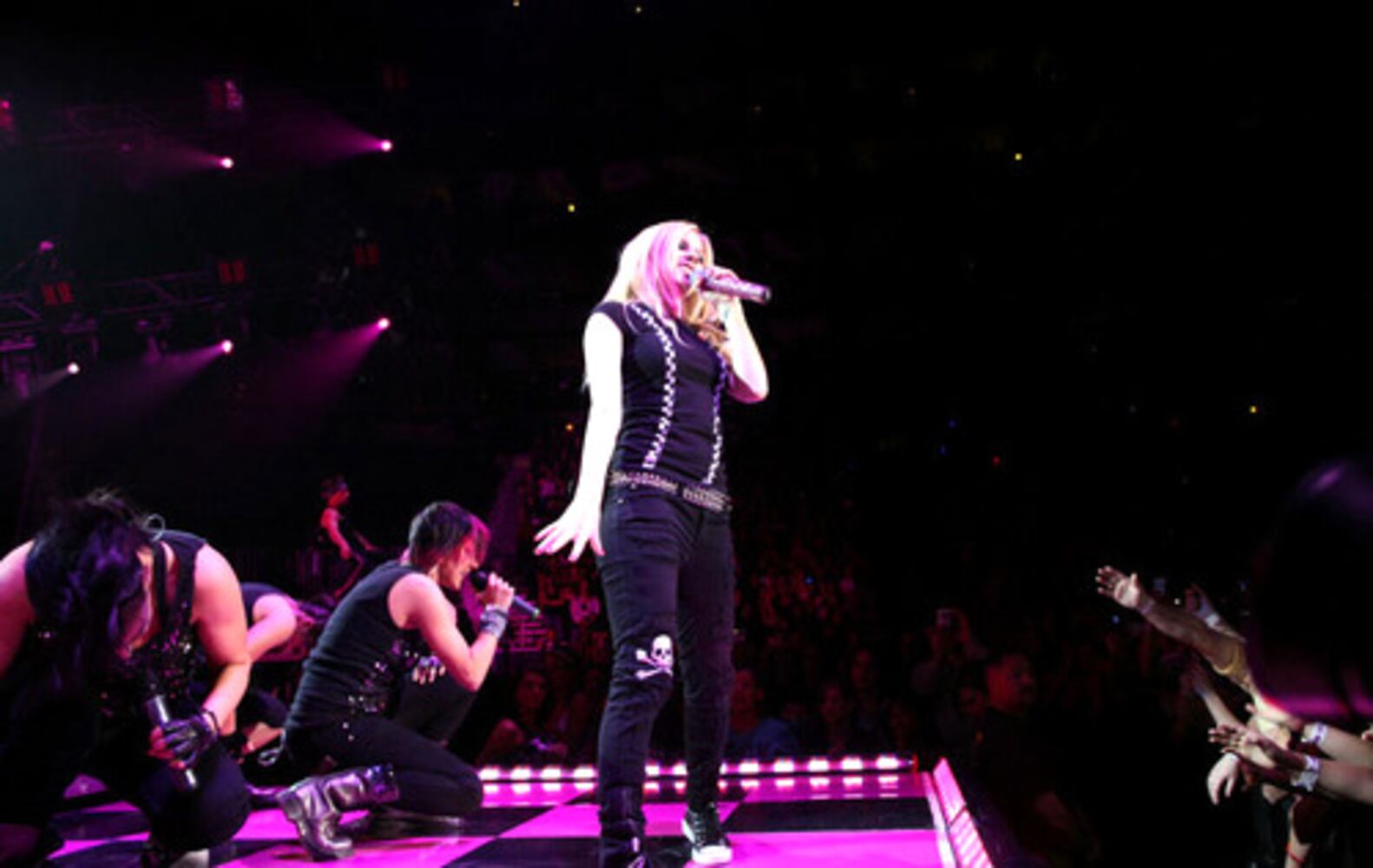 Avril Lavigne, Boys Like Girls play Philips