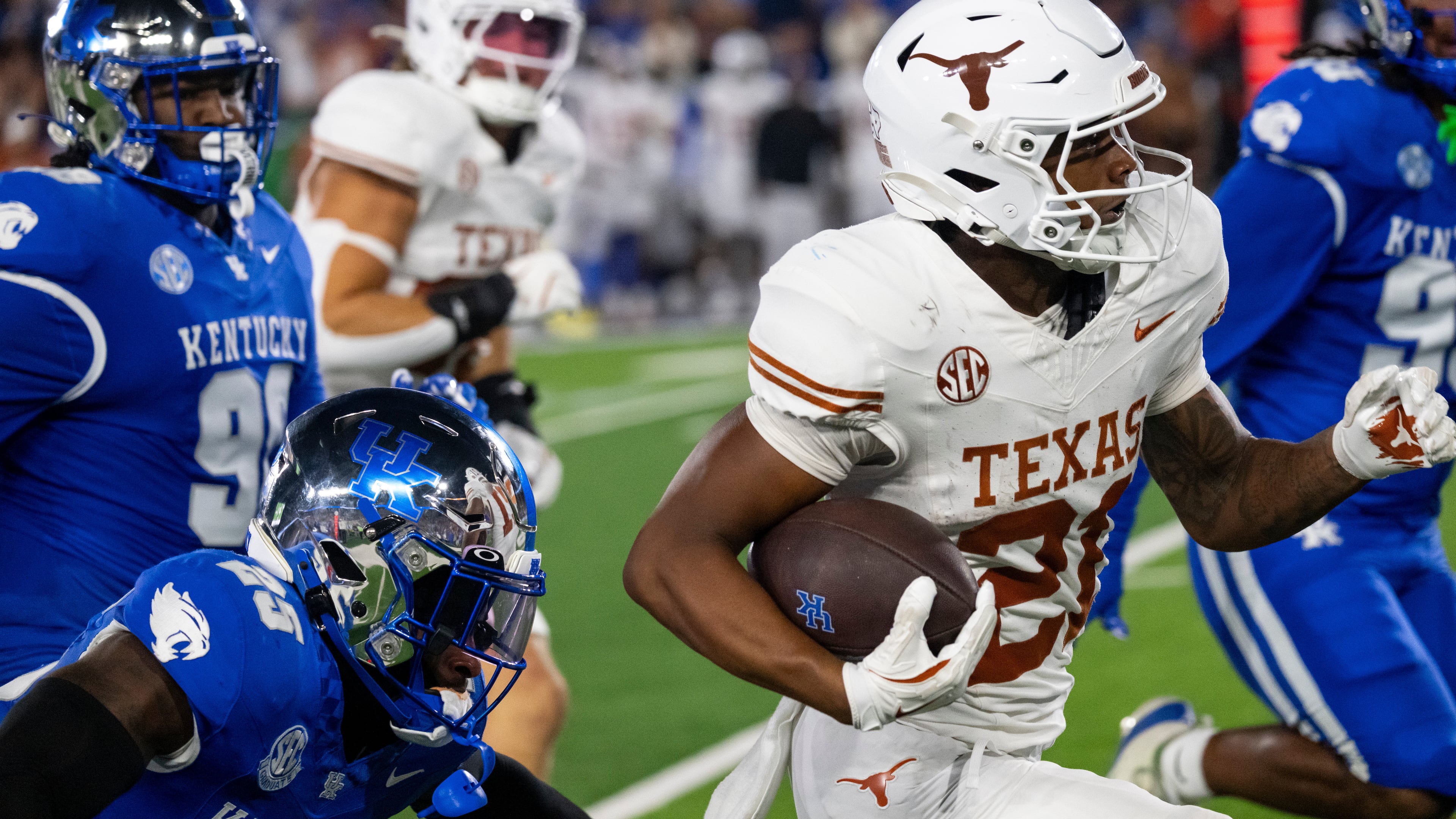 Texas defensive back Ryan Niblett (21) returns a punt in the second quarter of an NCAA college football game against Kentucky, Saturday, Oct. 18, 2025, in Lexington, Ky. (AP Photo/Michael Swensen)