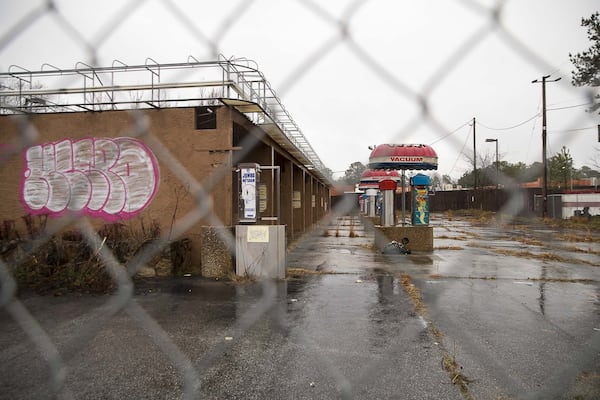  A permanently closed car wash is located in the North Druid Hills neighborhood. Developers are hoping to build a tall, mixed-use development in this space with the condition that the property be annexed into the city of Brookhaven. (ALYSSA POINTER/ALYSSA.POINTER@AJC.COM)