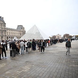 People queue outside the Louvre museum that remains closed for the day after Sunday's jewels robbery, Monday, Oct. 20, 2025 in Paris. (AP Photo/Emma Da Silva)
