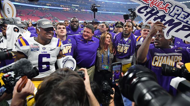 LSU head coach Ed Orgeron and players celebrate. (Hyosub Shin / Hyosub.Shin@ajc.com)