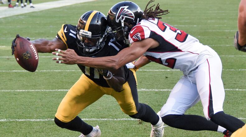 Pittsburgh Steelers wide receiver Justin Hunter (11), rleft, reaches the ball across the goal line for a touchdown as Atlanta Falcons cornerback Jalen Collins (32) defends after making a catch in the fourth quarterof an NFL preseason football game, Sunday, Aug. 20, 2017, in Pittsburgh. (AP Photo/Don Wright)