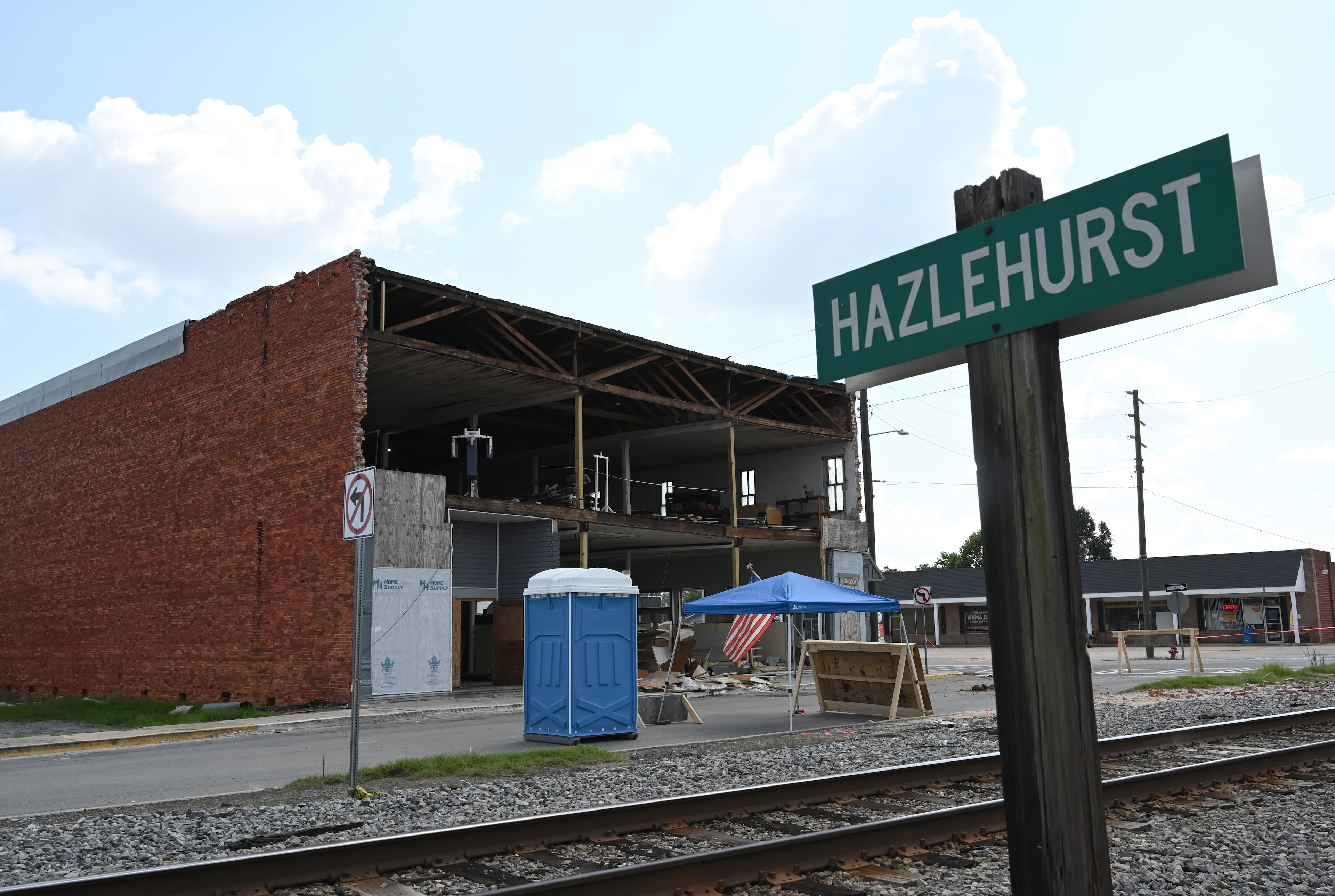 This building in Hazlehurst is still missing an external wall nearly a year after being damaged by Hurricane Helene. (Hyosub Shin/AJC)