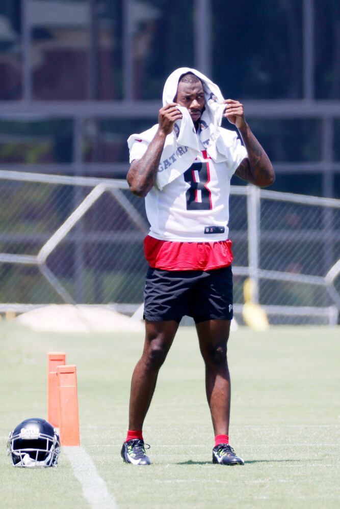Falcons tight end Kyle Pitts (8) tries to cover from the heat during minicamp at the Atlanta Falcons Training Facility Wednesday, June 15, 2022, in Flowery Branch, Ga. Miguel Martinez / miguel.martinezjimenez@ajc.com