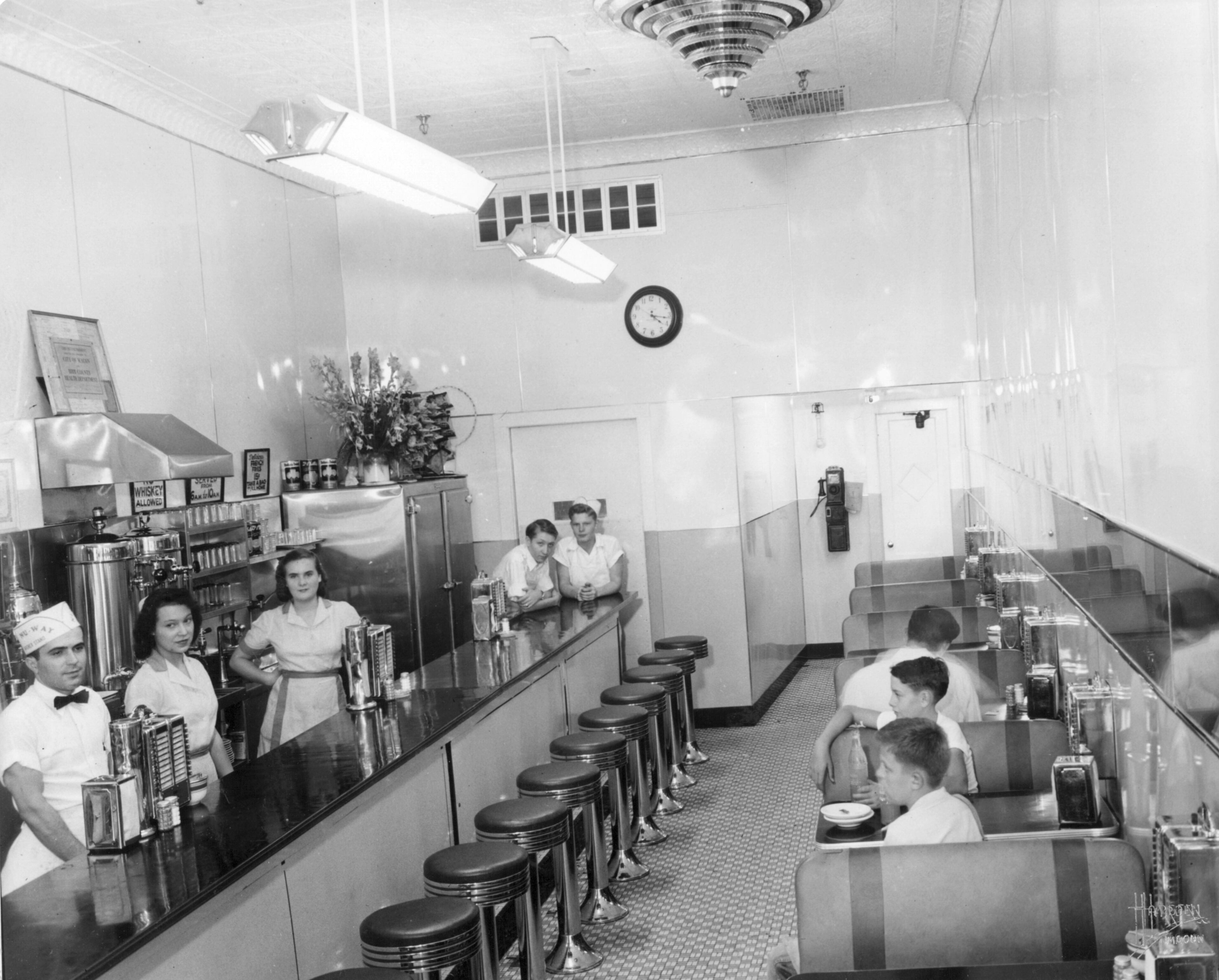 A view from inside the Nu-Way Weiners stand on Cotton Avenue in downtown Macon in 1948. ( (Courtesy of Nu-Way Weiners)