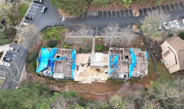 A burned-out building at Las Palmas Apartments in Gwinnett County, near Norcross, has yet to be demolished after an April 5, 2021 fire. (Hyosub Shin / Hyosub.Shin@ajc.com)