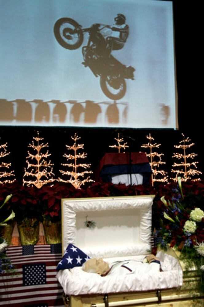 Public pays tribute to Evel Knievel