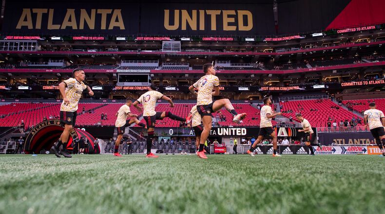 Atlanta United midfielder Ezequiel Barco (8), midfielder Marcelino Moreno (10) and forward Luiz Araujo warm up with teammates before the match against Orlando City Friday, Sept. 10, 2021, at Mercedes-Benz Stadium in Atlanta. (Jacob Gonzalez/Atlanta United)
