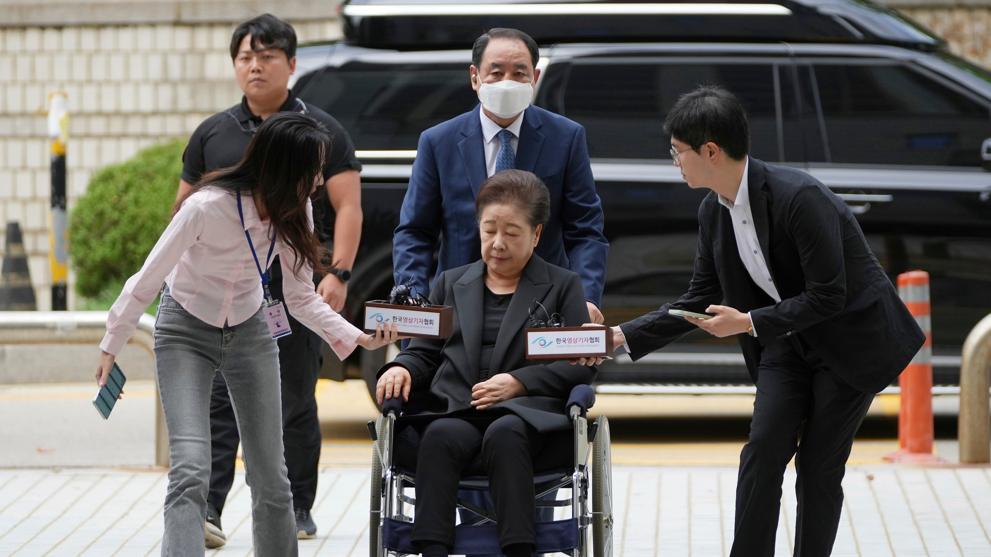 Hak Ja Han, bottom center, the leader of South Korea's Unification Church, arrives at Seoul Central District Court in Seoul, South Korea Monday, Sept. 22, 2025. (AP Photo/Lee Jin-man)