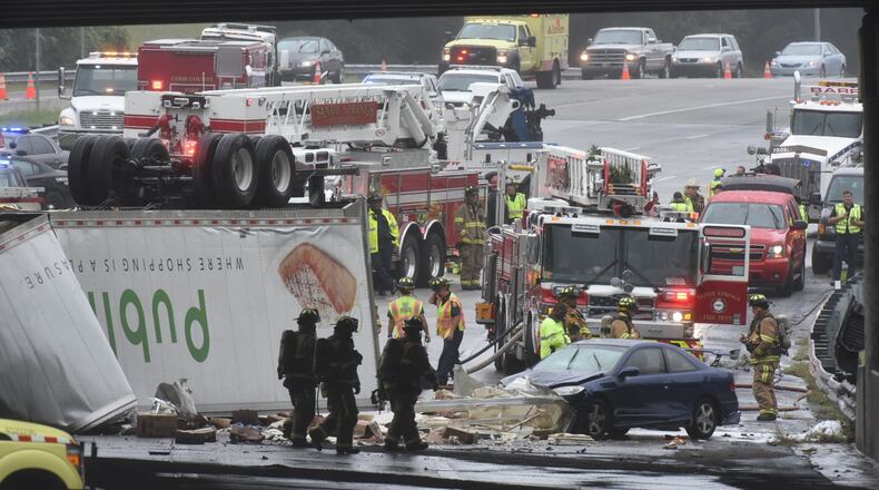 An overturned Publix tractor-trailer rests on Ga. 400 on Friday, Sept. 25, 2015. HYOSUB SHIN / HSHIN@AJC.COM