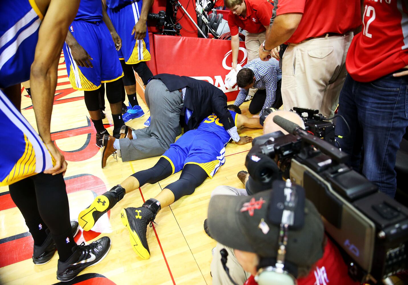 Stephen Curry suffers contusion in nasty fall