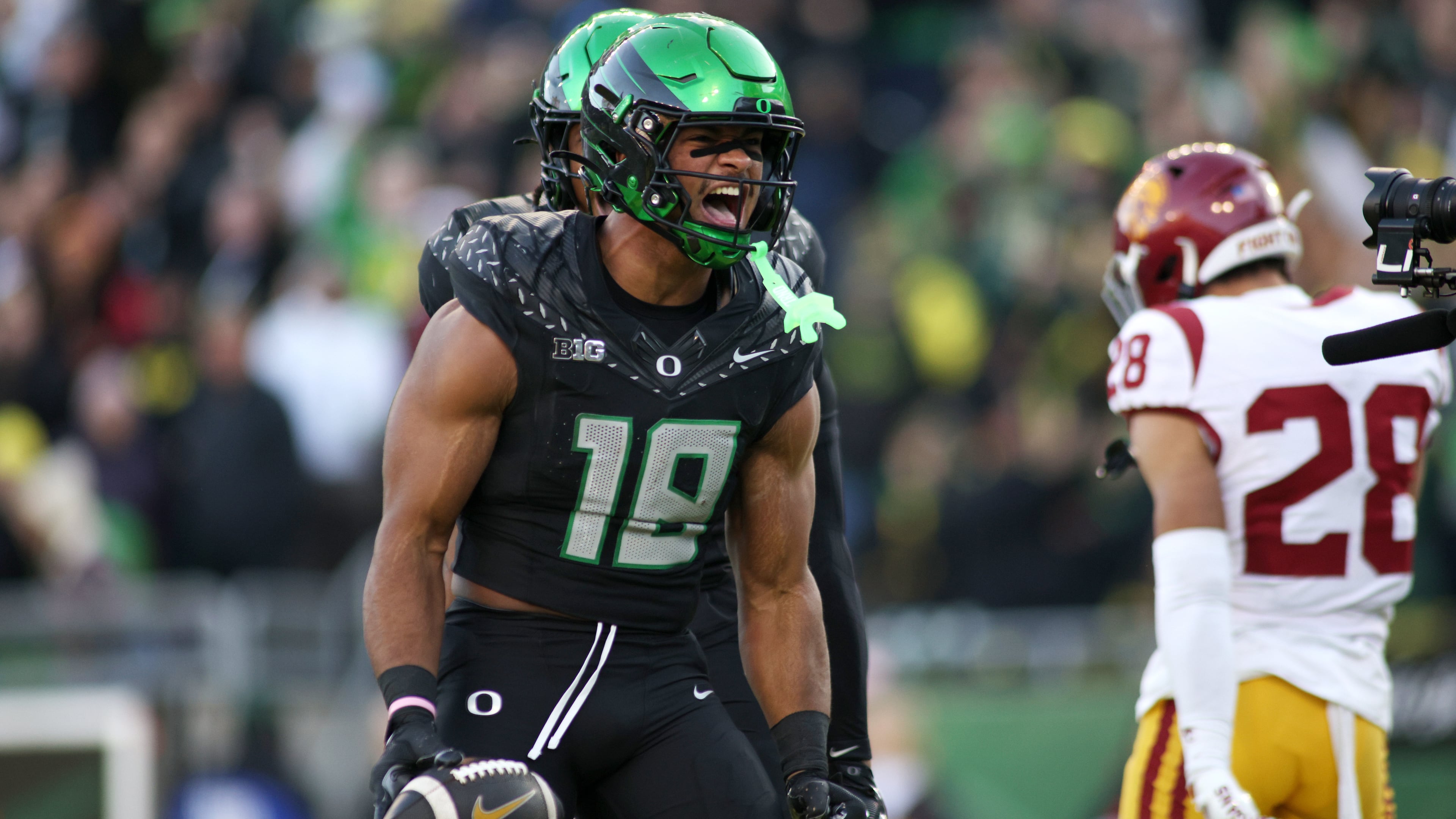 Oregon tight end Kenyon Sadiq (18) celebrates after his touchdown during the second half of an NCAA college football game against Southern California, Saturday, Nov. 22, 2025, in Eugene, Ore. (AP Photo/Lydia Ely)