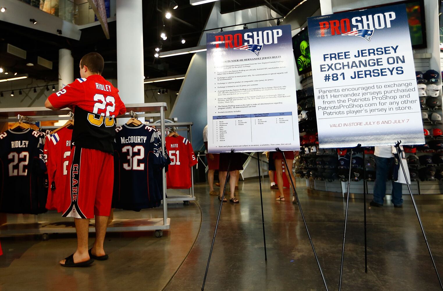 Patriots fans trade Aaron Hernandez jerseys