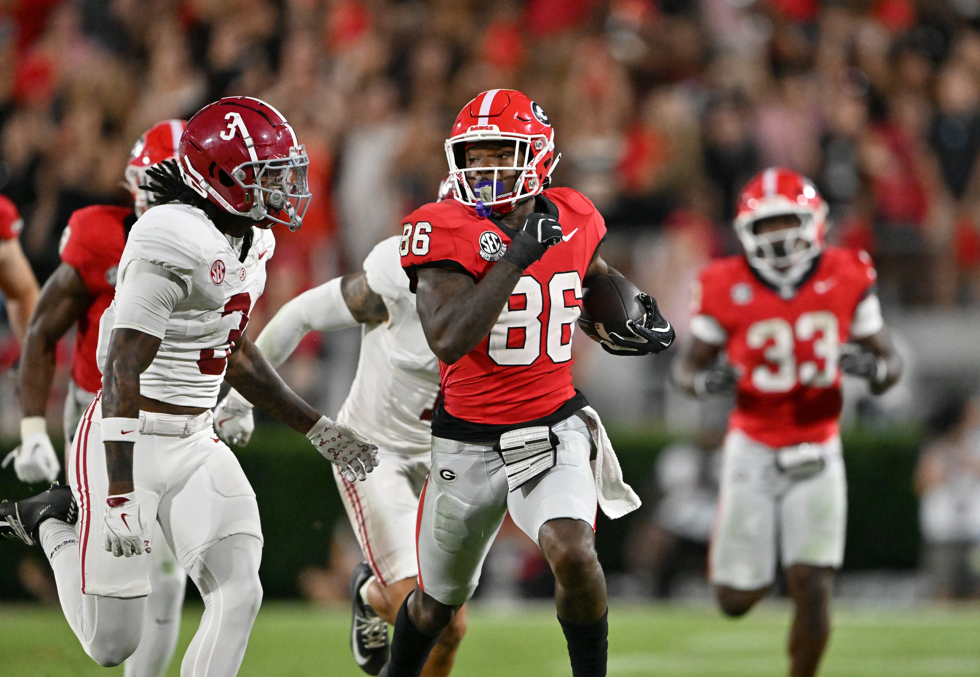 Georgia wide receiver Dillon Bell (86) runs for a long first down during the second half in an NCAA football game at Sanford Stadium, Saturday, September 27, 2025, in Athens. Alabama won 24-21 over Georgia. (Hyosub Shin / AJC)
