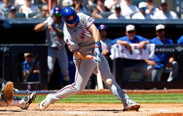 New York Mets' Pete Alonso (20) hits an RBI single scoring Francisco Lindor during the fourth inning of a baseball game against the New York Yankees, Saturday, May 17, 2025, in New York. (AP Photo/Noah K. Murray)