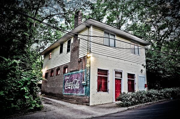 At Grocery on home, Matt Arnett hosts concerts in his Grant Park house.