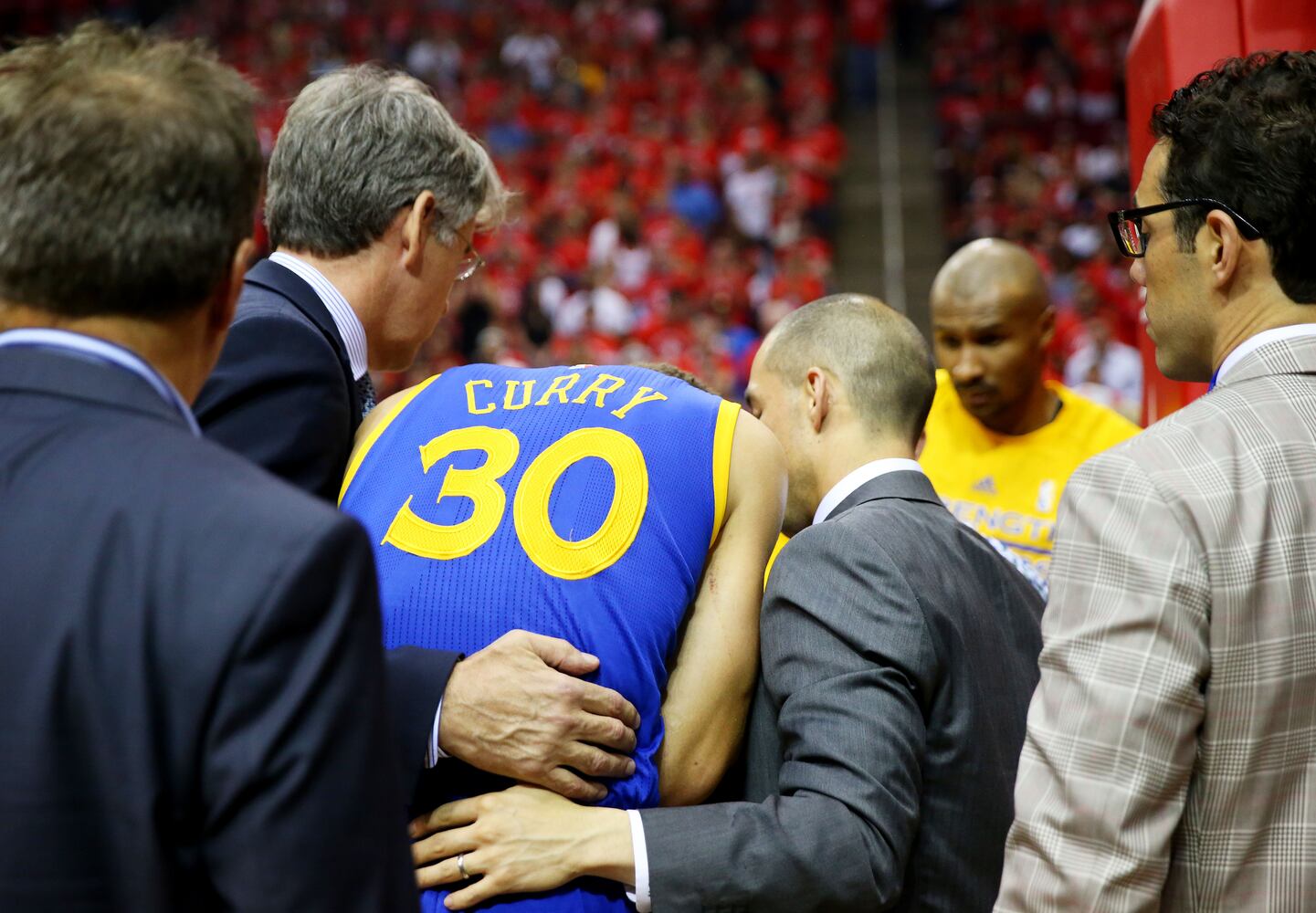 Stephen Curry suffers contusion in nasty fall