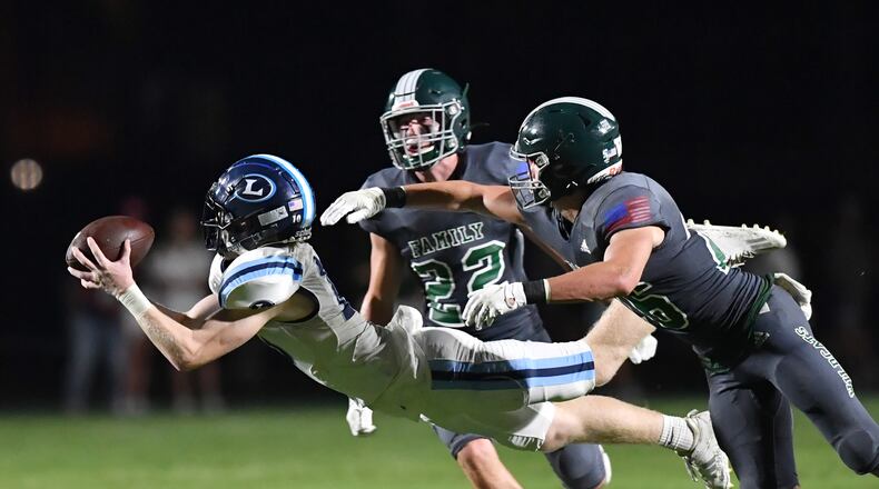 August 20, 2021 Atlanta - Lovett's Alex Lindsay (10) makes a catch in the second half of their season opener game at The Westminster Schools in Atlanta on Friday, August 20, 2021. Westminster won 17-7 over Lovett. (Hyosub Shin / Hyosub.Shin@ajc.com)