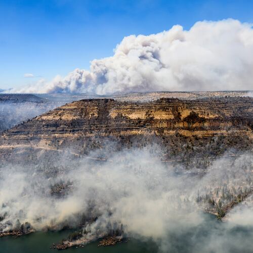 The Bench and Beachcomb fires burn on Saturday, July 25, 2026, in Jefferson County, Ore. (AP Photo/Noah Berger)