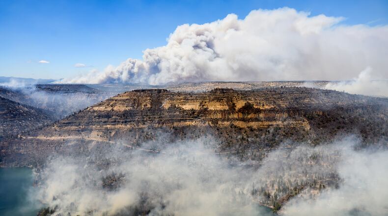 The Bench and Beachcomb fires burn on Saturday, July 25, 2026, in Jefferson County, Ore. (AP Photo/Noah Berger)