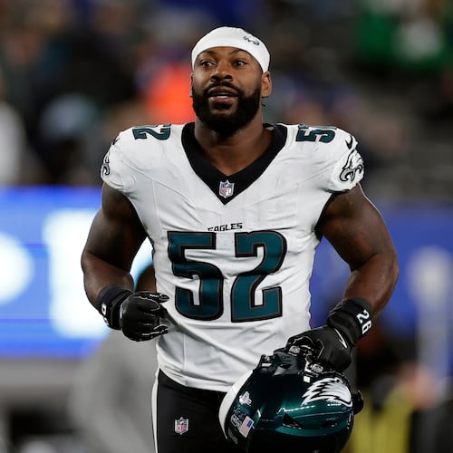 Za'Darius Smith, 33, who played for the Eagles last season, is signing with the Falcons. (Adam Hunger/AP)