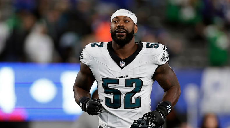 Za'Darius Smith, 33, who played for the Eagles last season, is signing with the Falcons. (Adam Hunger/AP)