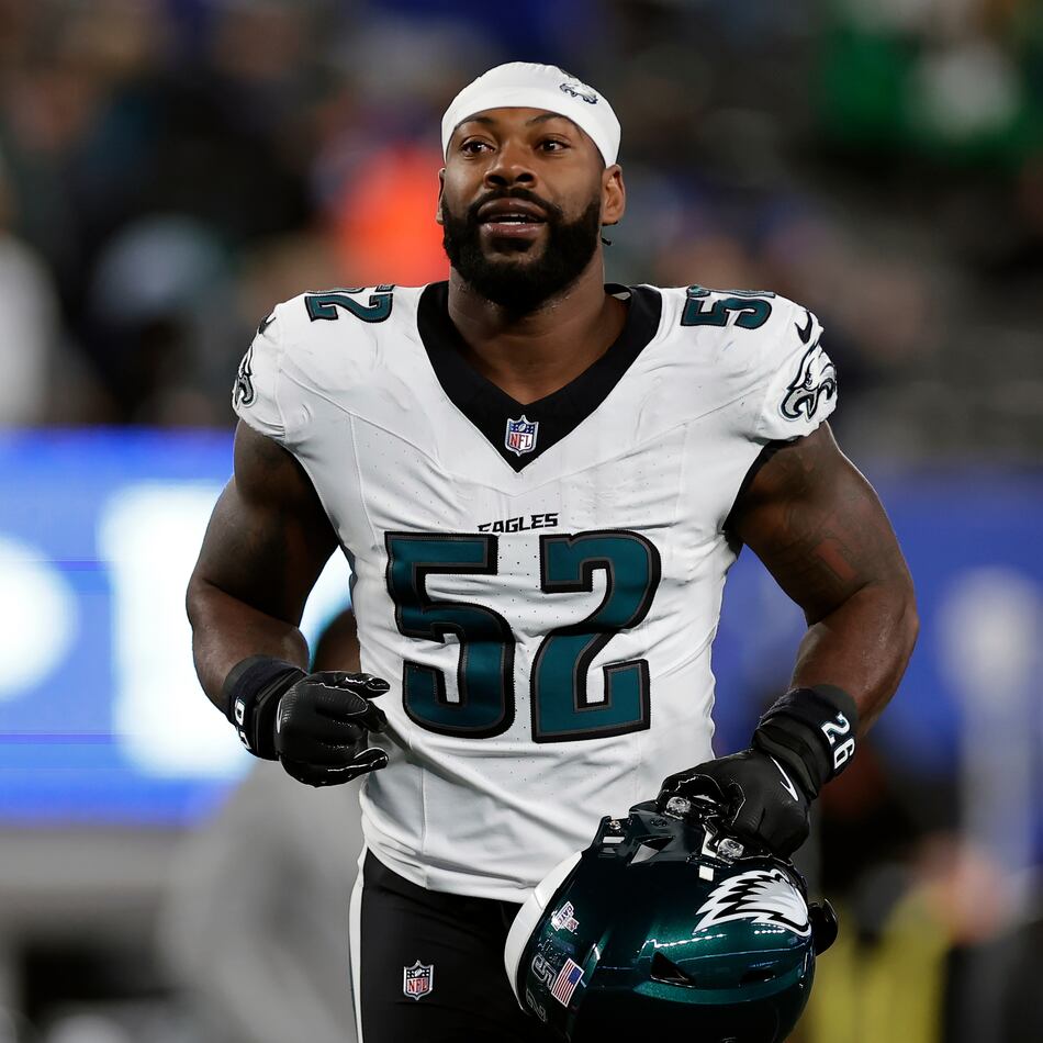 Outside linebacker Za'Darius Smith — pictured with the Eagles running off the field after a game against the Giants in October — signed with the Falcons on Aug. 18. (AP Photo/Adam Hunger)