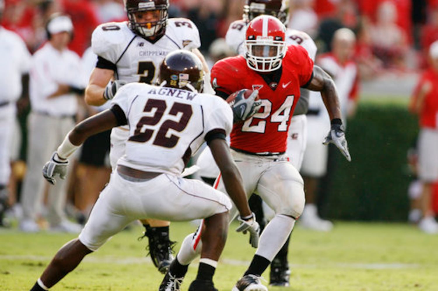 UGA's Knowshon Moreno leaps over Chippewa