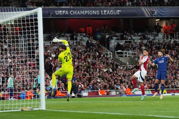 PSG's Goncalo Ramos, right, attempts a shot at goal and hits the bar during the Champions League semifinal first leg soccer match between Arsenal and Paris Saint-Germain at Arsenal Stadium in London, England, Tuesday, April 29, 2025. (AP Photo/Kin Cheung)