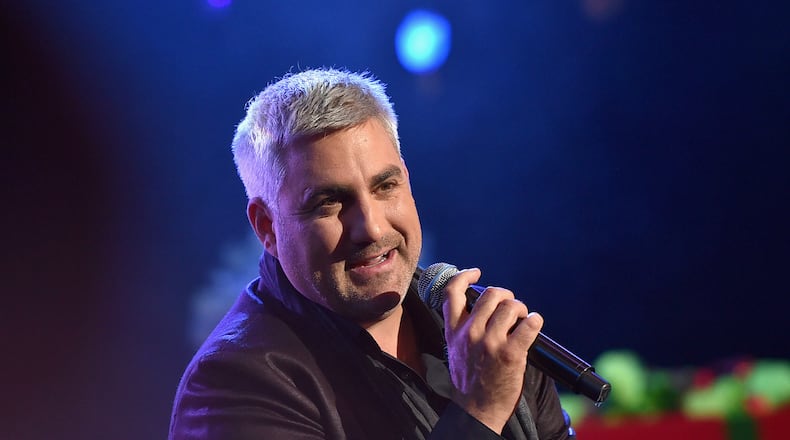 HOLLYWOOD, CA - NOVEMBER 29: Singer Taylor Hicks performs onstage during the 2015 Hollywood Christmas Parade on November 29, 2015 in Hollywood, California. (Photo by Mike Windle/Getty Images for The Hollywood Christmas Parade)