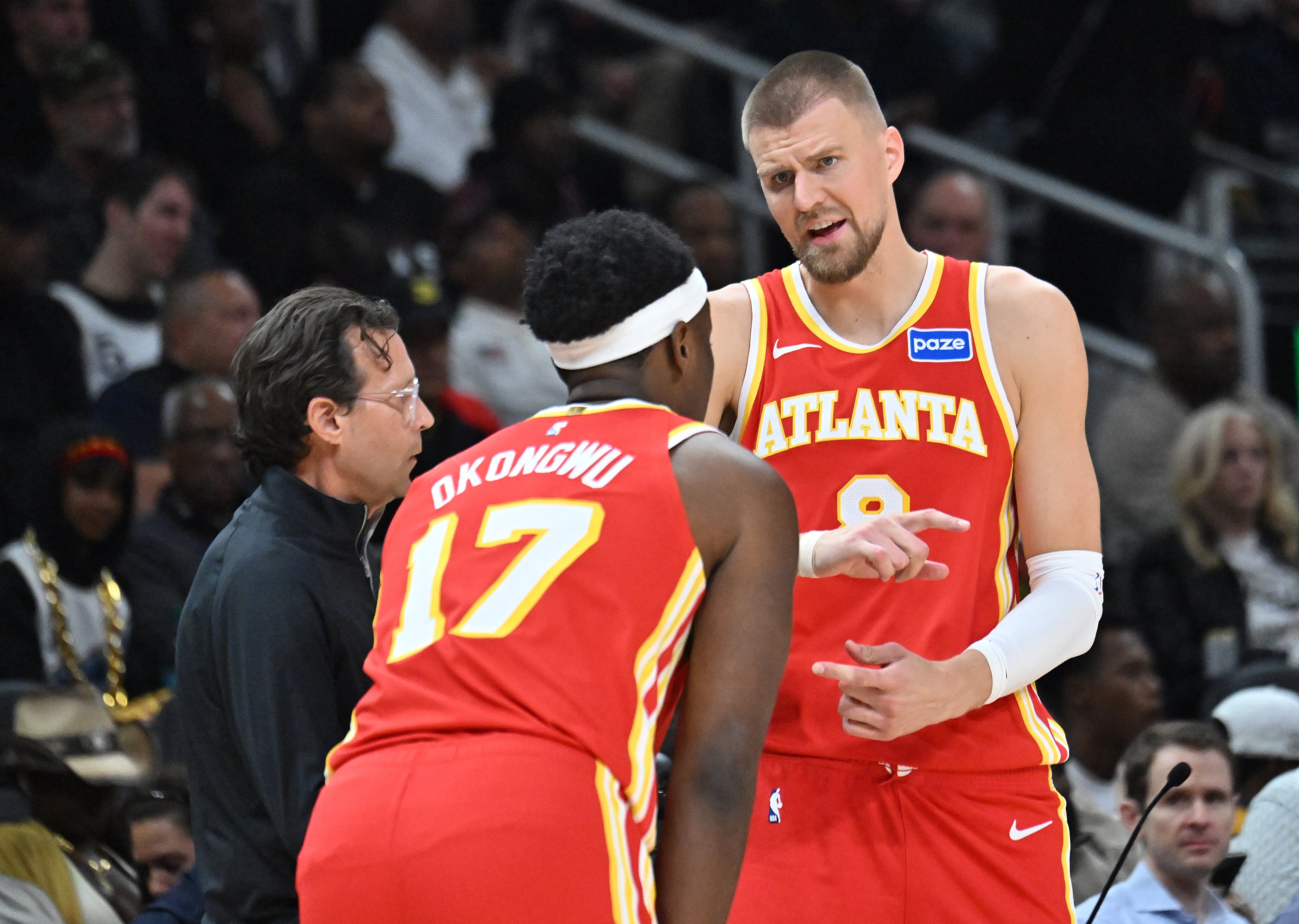 Atlanta Hawks Head Coach Quin Snyder instructs Atlanta Hawks forward/center Onyeka Okongwu (17) and Atlanta Hawks forward/center Kristaps Porziņģis (8) during the first half in the home opener at State Farm Arena, Thursday, October 22, 2025, in Atlanta. (Hyosub Shin / AJC)