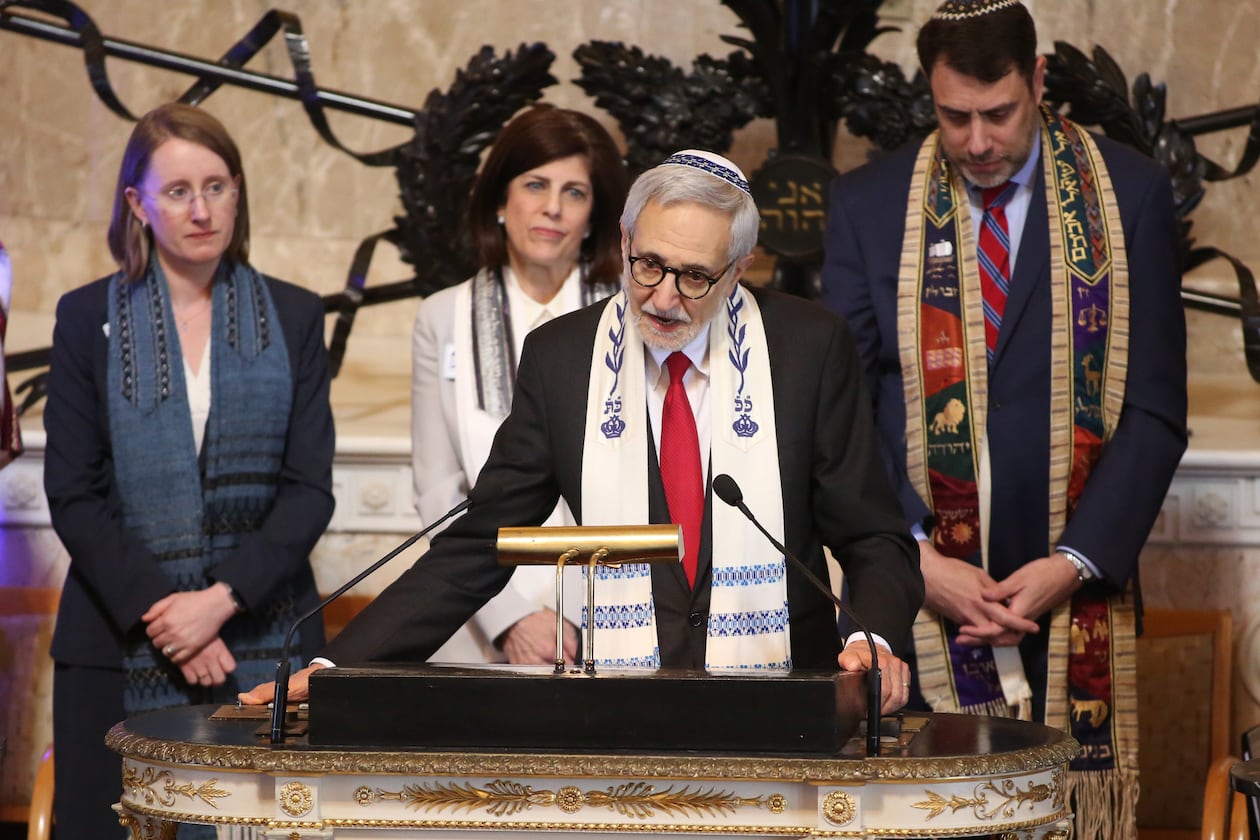 Rabbi Alvin Sugarman speaks during a 2018 prayer vigil at The Temple for the Pittsburgh synagogue shooting. Sugarman, who died this month, was a longtime rabbi at The Temple and was a seminal organizer in Atlanta of cross-faith learning and good works. (Jason Getz/AJC 2018)