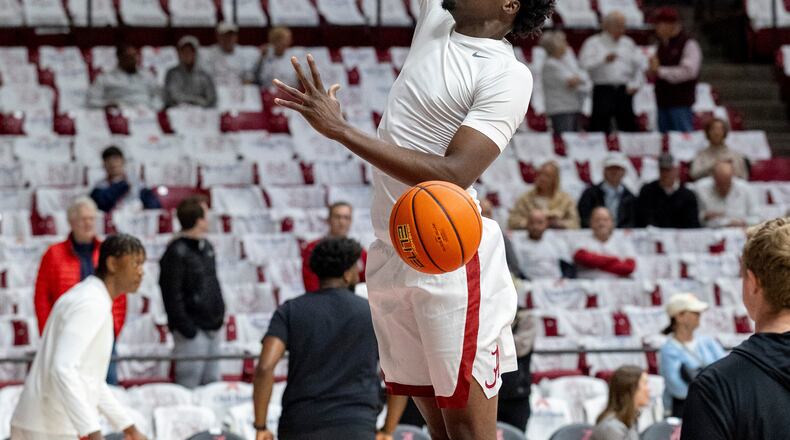 Alabama center Charles Bediako, center, warms up before an NCAA college basketball game against Tennessee, Saturday, Jan. 24, 2026, in Tuscaloosa, Ala. (AP Photo/Vasha Hunt)