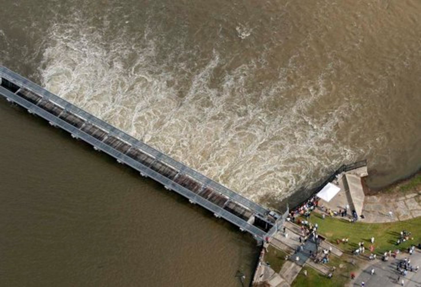 Mississippi River floods Memphis neighborhoods