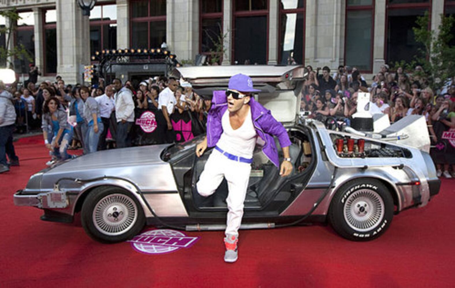 Miley Cyrus gets racy at MuchMusic Awards