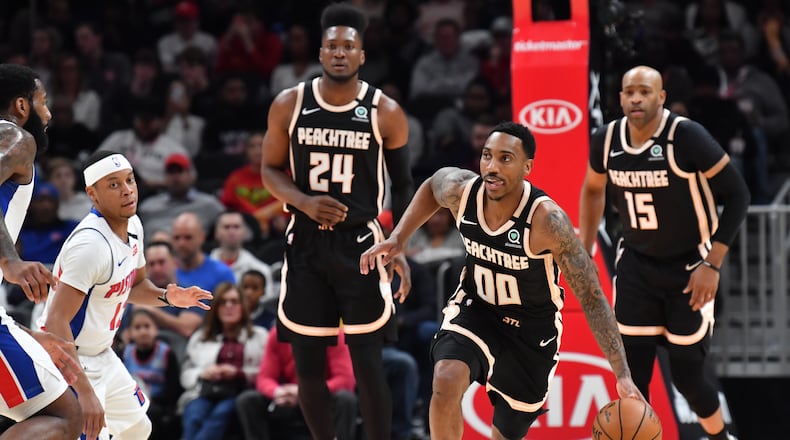 Hawks' Jeff Teague dribbles down the court. (Hyosub Shin / Hyosub.Shin@ajc.com)