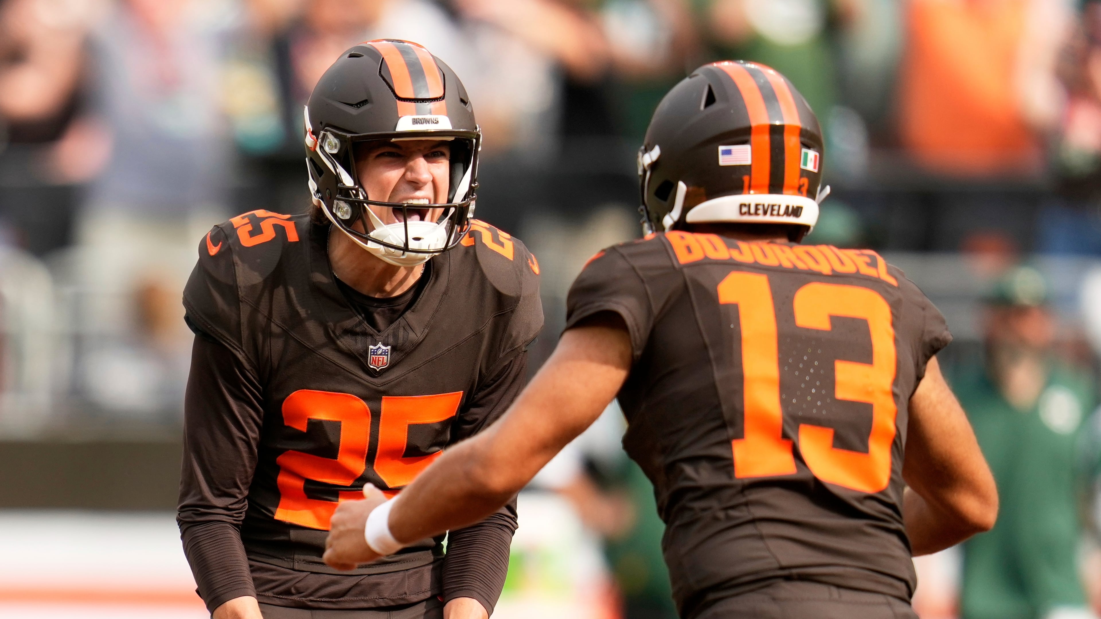 Cleveland Browns' Andre Szmyt celebrates his game-winning field goal during the second half of an NFL football game against the Green Bay Packers Sunday, Sept. 21, 2025, in Cleveland. (AP Photo/Sue Ogrocki)