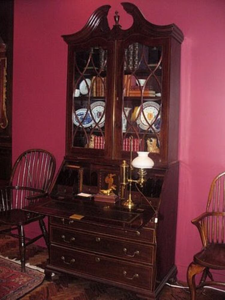 Commerce Club sells its antiques