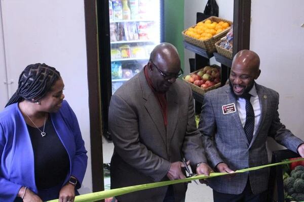 Powder Springs Mayor Al Thurman, center, joined by Principal Alvin Thomas, right, and Goodr founder and CEO Jasmine Crowe-Houston, cut the ribbon for the Goodr food pantry at Tapp Middle School. (Photo Courtesy of Brian McKeithan)