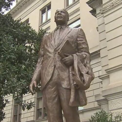 Governor unveils news MLK statue at Georgia State Capitol