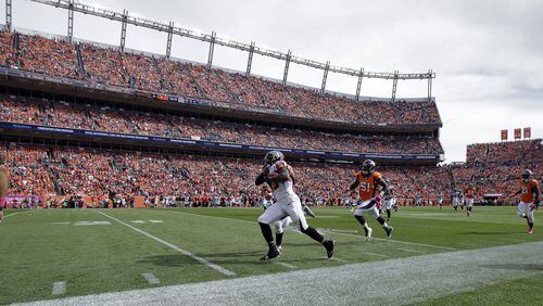 Atlanta Falcons running back Tevin Coleman, left, is pursued by Denver Broncos inside linebacker Todd Davis (51) during the first half of an NFL football game, Sunday, Oct. 9, 2016, in Denver. (AP Photo/Jack Dempsey)