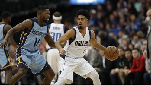 Quinn Cook of the Dallas Mavericks dribbles the ball against Toney Douglas  of the Memphis Grizzlies at American Airlines Center on March 3, 2017 in Dallas, Texas.   (Photo by Ronald Martinez/Getty Images)