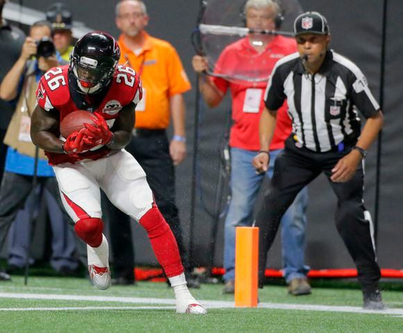 Photos: Falcons are tested by the Packers