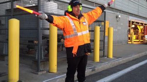 Carson Daly as an airport worker. Source: Delta Air Lines