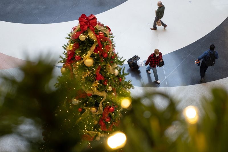 211215-Atlanta-Passengers cross the atrium at Hartsfield-Jackson International Airport on Wednesday, Dec. 15, 2021. Ben Gray for the Atlanta Journal-Constitution